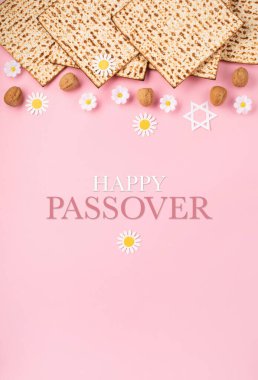 Yahudi bayramı tebrik kartı konsepti. Üzerinde matza, fındık, lale ve papatya çiçekleri var. Seder Pesach bahar tatili arka planı, üst görünüm, kopyalama alanı.