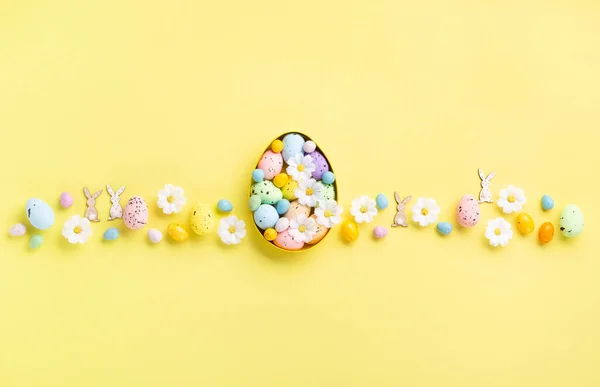 Γλυκό Πολύχρωμα Πασχαλινά Αυγά Και Λευκά Ανοιξιάτικα Λουλούδια Μαργαρίτα Παστέλ — Φωτογραφία Αρχείου