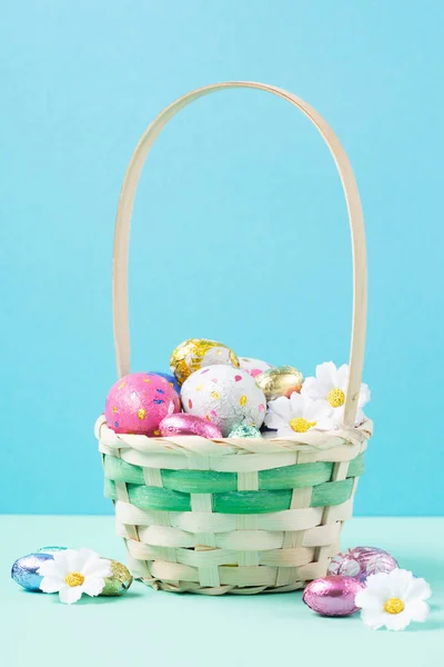 Easter Basket Sweet Colorful Chocolate Easter Eggs Daisy Flowers Pastel — Stock Photo, Image