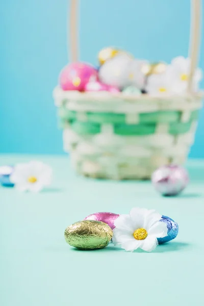 Osterkorb Süße Bunte Schokoladen Ostereier Gänseblümchen Auf Pastellblauem Minzgrund Frohe — Stockfoto