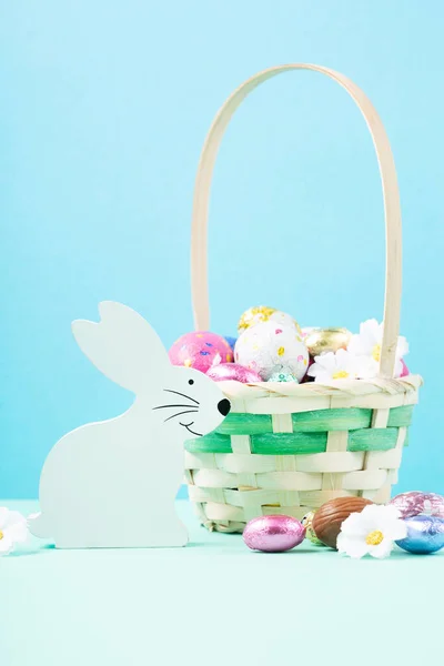 Kosz Wielkanocny Słodkie Kolorowe Czekoladowe Pisanki Stokrotki Kwiaty Pastelowym Tle — Zdjęcie stockowe