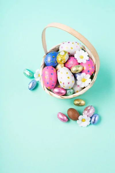 Pasen Mand Zoet Kleurrijke Chocolade Paaseieren Madeliefje Bloemen Pastel Blauwe — Stockfoto