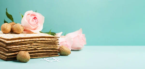 ユダヤ人の休日マツァ ダビデの星 春の花 青いミントのテーブルの上のクルミと過越の挨拶カードの概念 Seder Pesach春休みの背景 コピースペース — ストック写真