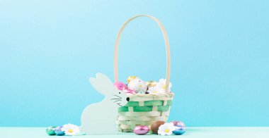 Beyaz Tahta Tavşan, Paskalya Sepeti, Paskalya Yumurtası, pastel mavi naneli papatya çiçekleri. Mutlu Paskalya tebrik kartları, yumurta avı konsepti, kopyalama alanı.