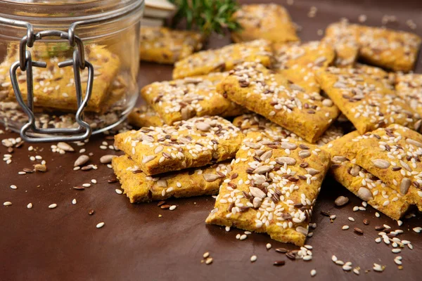 Gluten Free Homemade Crackers Rosemary 배경에 있습니다 다이어트 균형잡힌 식물은 — 스톡 사진
