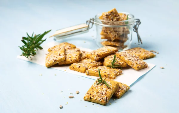 Glutenfreie Hausgemachte Cracker Und Rosmarin Auf Blauem Hintergrund Gesunde Ernährung — Stockfoto