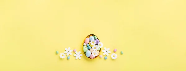 Ovos Páscoa Coloridos Doces Flores Margarida Brancas Primavera Fundo Amarelo — Fotografia de Stock