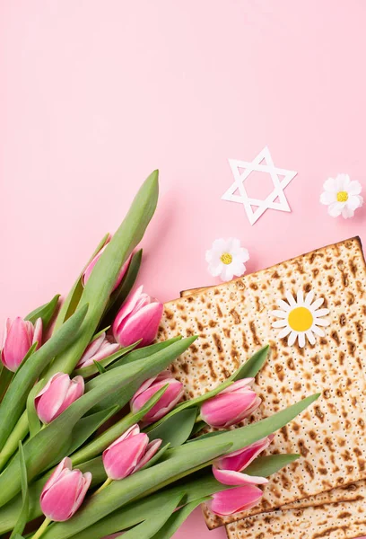 Férias Judaicas Conceito Cartão Saudação Páscoa Com Matzah Nozes Tulipas — Fotografia de Stock