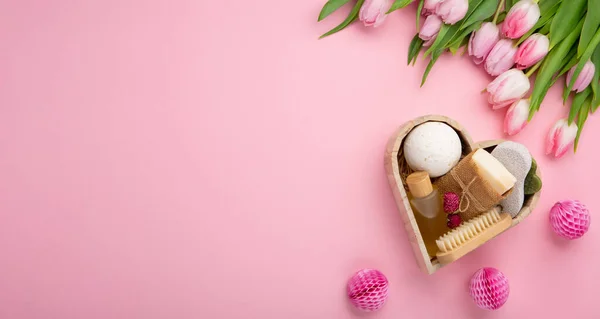 自然環境に優しい美容スキンケア製品 女性用のスパアクセサリー ピンクの背景に春のチューリップの花 廃棄物ゼロセルフケアハート形ギフトボックス用母の日 女性の日 誕生日 — ストック写真