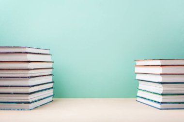 Dünya kitabı ve telif hakkı günü, eğitim konsepti. Mavi nane arkaplanıyla ilgili yığınla kitap. Kitaplar için bayram kartı, kopyalama alanı.