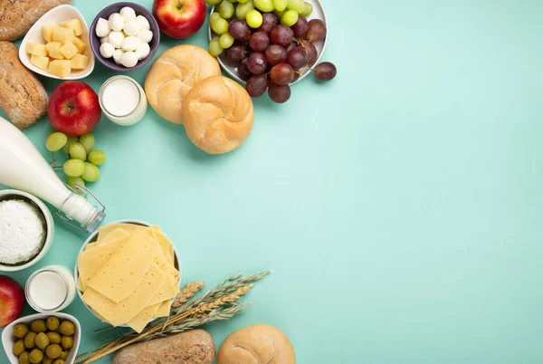 Glad Shavuot Julkort Judisk Religiös Helgdag Mejeriprodukter Frukt Ost Bröd — Stockfoto