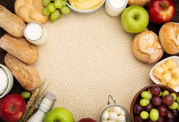 Happy Shavuot Festkarte Jüdischer Religiöser Feiertag Milchprodukte Obst Käse Brot — Stockfoto