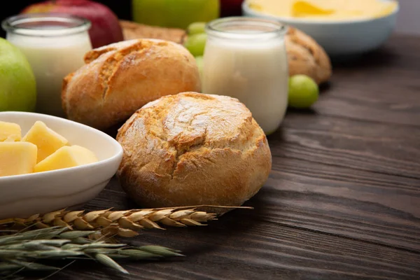 Glad Shavuot Julkort Judisk Religiös Helgdag Mejeriprodukter Frukt Ost Bröd — Stockfoto