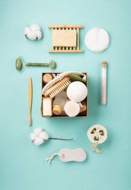 Doğum günü için çevre dostu kişisel bakım paketi, kadınlar, anneler günü. Doğal çevre dostu güzellik ürünleri konsepti. Sıfır atık banyo, yeşil naneli spa aksesuarları.