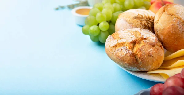 Happy Shavuot Festkarte Jüdischer Religiöser Feiertag Milchprodukte Trauben Käse Brot — Stockfoto