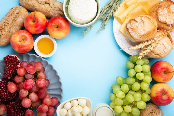 Happy Shavuot Festkarte Jüdischer Religiöser Feiertag Milchprodukte Trauben Käse Brot — Stockfoto