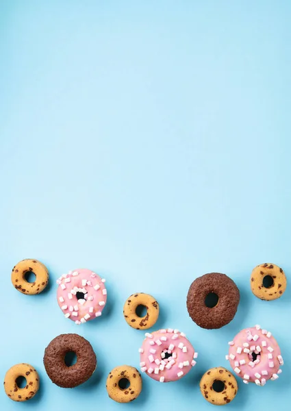Donuts Doughnuts Chocolate Marshmallow Sugar Sprinkles Blue Background Copy Space — Zdjęcie stockowe