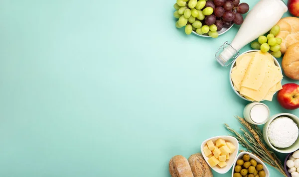 Happy Shavuot Festkarte Jüdischer Religiöser Feiertag Milchprodukte Früchte Käse Brot — Stockfoto