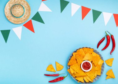 Geleneksel Meksika cipsi, acı biber ve domates soslu Meksika fiesta arka planı mavi masada. Cinco de Mayo (5 Mayıs) kutlama konsepti. Üst görünüm, alanı kopyala.