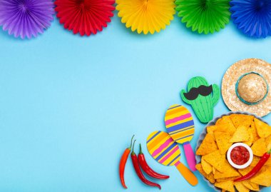 Geleneksel Meksika cipsi, acı biber ve domates soslu Meksika fiesta arka planı mavi masada. Cinco de Mayo (5 Mayıs) kutlama konsepti. Üst görünüm, alanı kopyala.