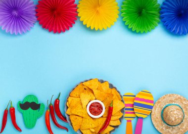 Geleneksel Meksika cipsi, acı biber ve domates soslu Meksika fiesta arka planı mavi masada. Cinco de Mayo (5 Mayıs) kutlama konsepti. Üst görünüm, alanı kopyala.