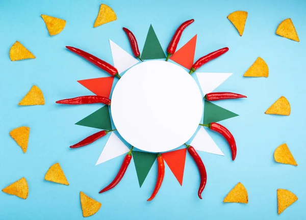 墨西哥节日背景 传统墨西哥玉米片 辣椒和番茄酱放在蓝色桌子上 5月5日 Cinco Mayo 庆祝概念 顶部视图 复制空间 — 图库照片