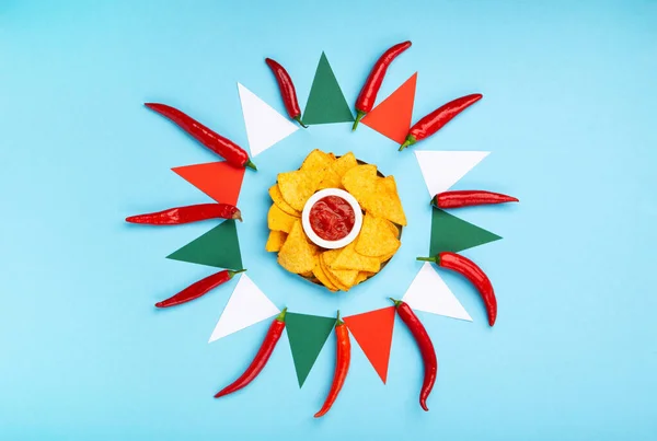 Mexická Fiesta Pozadí Tradičními Mexickými Nachos Chipsy Chilli Papričkami Rajčatovou — Stock fotografie