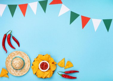 Geleneksel Meksika cipsi, acı biber ve domates soslu Meksika fiesta arka planı mavi masada. Cinco de Mayo (5 Mayıs) kutlama konsepti. Üst görünüm, alanı kopyala.