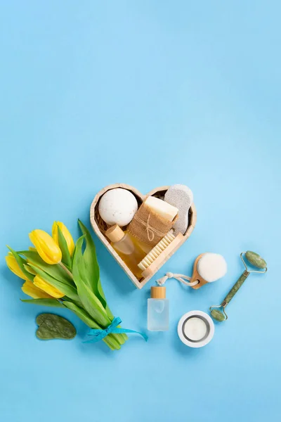 Natürliche Umweltfreundliche Schönheitspflegeprodukte Wellness Accessoires Für Frauen Und Tulpenblüten Frühling — Stockfoto
