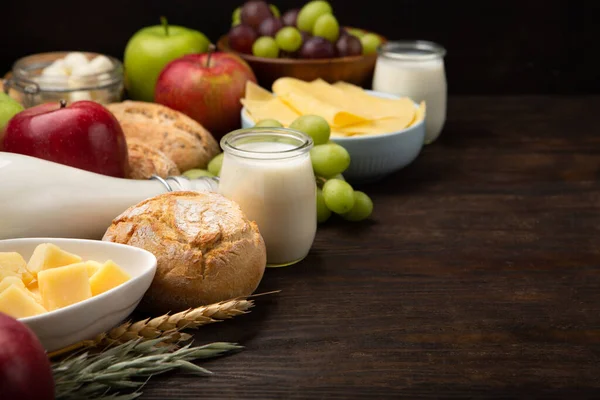 Gelukkige Shavuot Feestelijke Kaart Joodse Religieuze Feestdagen Concept Zuivelproducten Fruit — Stockfoto