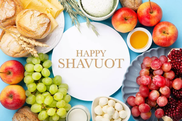 Szczęśliwej Kartki Świątecznej Shavuot Żydowskie Religijne Święto Produkty Mleczne Winogrona — Zdjęcie stockowe