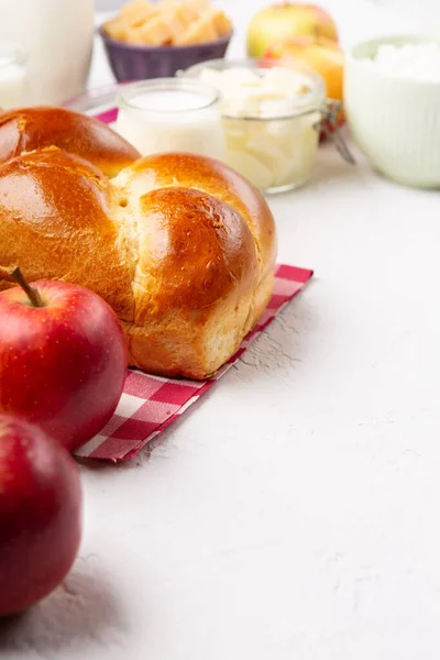 快乐的Shavuot节日卡片 犹太宗教节日的概念 乳制品 新鲜苹果 小麦和蜂蜜白色背景 复制空间 — 图库照片