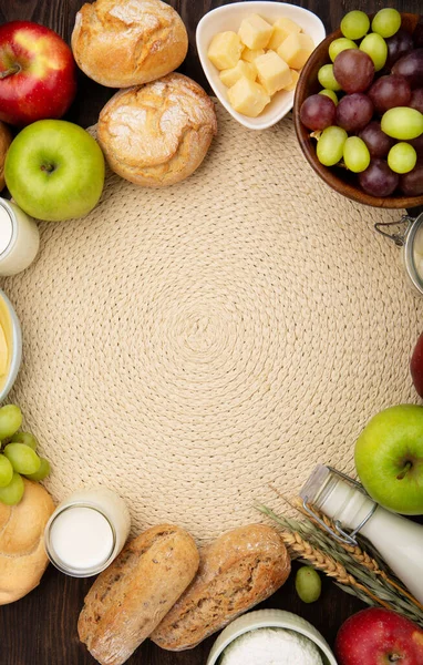 Gelukkige Shavuot Feestelijke Kaart Joodse Religieuze Feestdagen Concept Zuivelproducten Fruit — Stockfoto