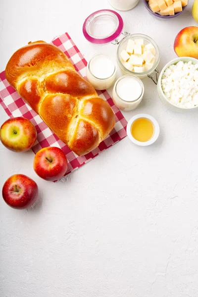ハッピーシャヴーのお祝いカード ユダヤ教の祝日の概念 乳製品 新鮮なリンゴ チーズ コテージチーズ 蜂蜜を白い背景に トップビュー コピースペース — ストック写真