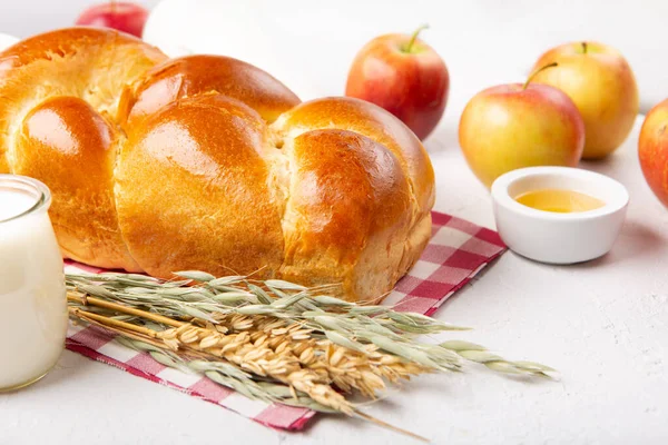 快乐的Shavuot节日卡片 犹太宗教节日的概念 乳制品 新鲜苹果 小麦和蜂蜜白色背景 复制空间 — 图库照片
