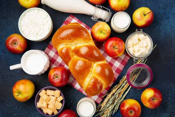 快乐的Shavuot节日卡片 犹太宗教节日的概念 采购产品奶制品 新鲜的苹果 小麦和蜂蜜在深蓝色的木制背景 顶部视图 复制空间 — 图库照片