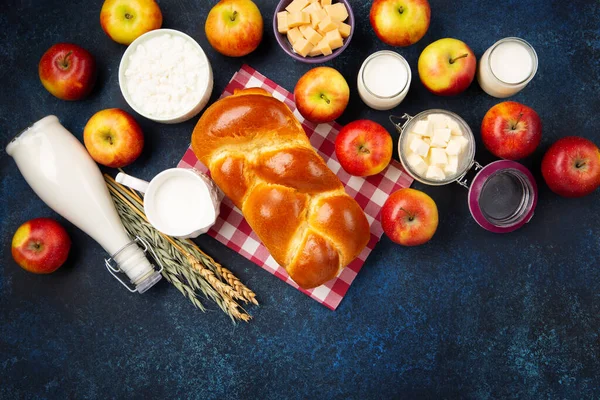 快乐的Shavuot节日卡片 犹太宗教节日的概念 采购产品奶制品 新鲜的苹果 小麦和蜂蜜在深蓝色的木制背景 顶部视图 复制空间 — 图库照片