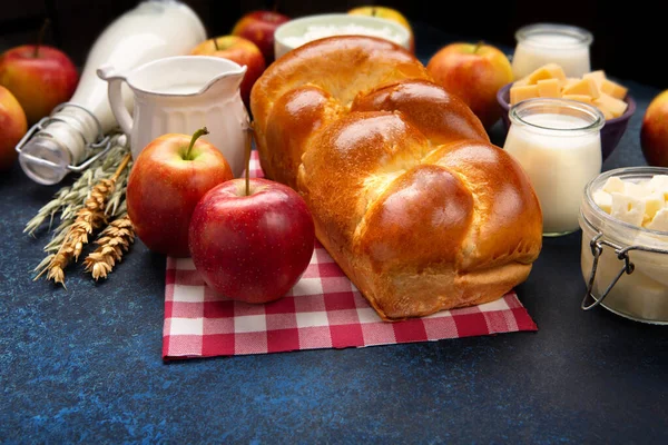 ハッピーシャヴーのお祝いカード ユダヤ教の祝日の概念 乳製品 新鮮なリンゴ チーズ コテージチーズ 蜂蜜ダークブルーの木製の背景に コピースペース — ストック写真