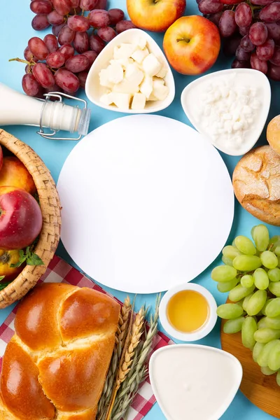 快乐的Shavuot节日卡片 犹太宗教节日的概念 采购产品奶制品 新鲜的苹果 小麦和蜂蜜蓝色背景 顶部视图 复制空间 — 图库照片