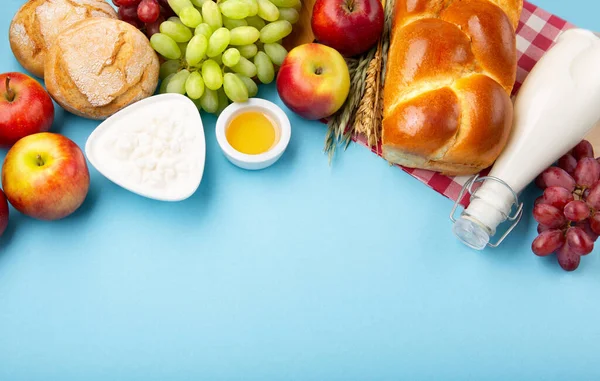ハッピーシャヴーのお祝いカード ユダヤ教の祝日の概念 乳製品 青の背景に新鮮なリンゴ ブドウ チーズ コテージチーズ トップビュー コピースペース — ストック写真