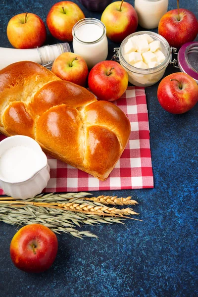 快乐的Shavuot节日卡片 犹太宗教节日的概念 乳制品 新鲜苹果 小麦和蜂蜜在深蓝色木制背景 复制空间 — 图库照片