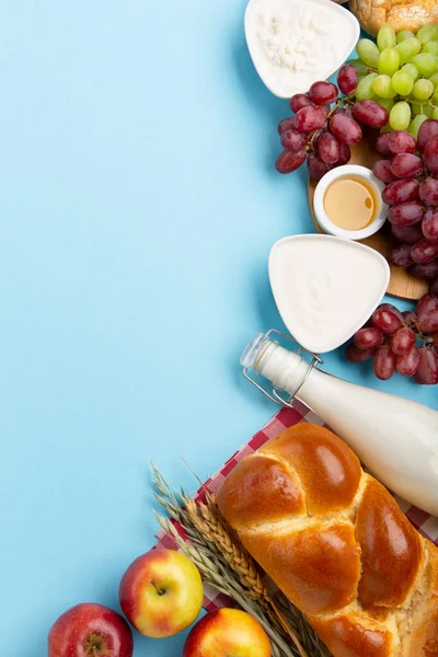 快乐的Shavuot节日卡片 犹太宗教节日的概念 采购产品奶制品 新鲜的苹果 小麦和蜂蜜蓝色背景 顶部视图 复制空间 — 图库照片