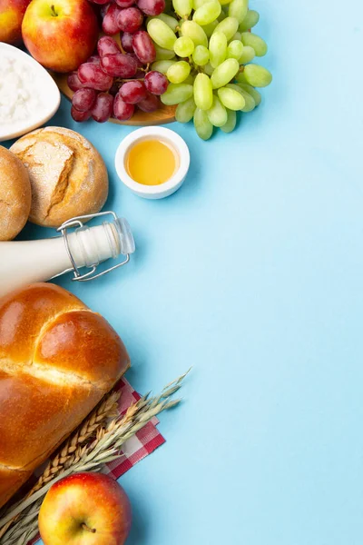 Glad Shavuot Julkort Judisk Religiös Helgdag Mejeriprodukter Färska Äpplen Druvor — Stockfoto