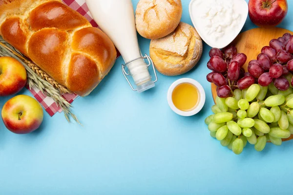 ハッピーシャヴーのお祝いカード ユダヤ教の祝日の概念 乳製品 青の背景に新鮮なリンゴ ブドウ チーズ コテージチーズ トップビュー コピースペース — ストック写真