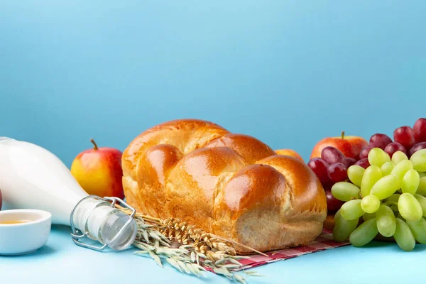 快乐的Shavuot节日卡片 犹太宗教节日的概念 乳制品 新鲜苹果 小麦和蜂蜜蓝色背景 复制空间 — 图库照片