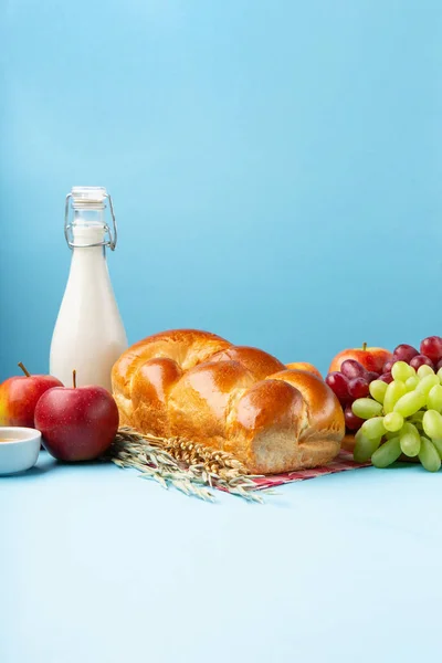 快乐的Shavuot节日卡片 犹太宗教节日的概念 乳制品 新鲜苹果 小麦和蜂蜜蓝色背景 复制空间 — 图库照片