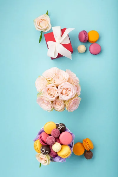 甜甜的饼干 金银花 红色礼品盒 玫瑰花和蓝色背景的巧克力糖果 春天是母亲节 母亲节 生日的概念 平坦的 空的文字或信息空间 — 图库照片