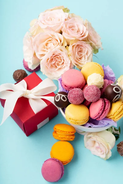 甜甜的饼干 金银花 红色礼品盒 玫瑰花和蓝色背景的巧克力糖果 春天是母亲节 母亲节 生日的概念 平坦的 空的文字或信息空间 — 图库照片