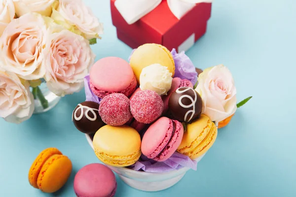 Süße Kekse Makronen Rote Geschenkschachtel Rosenblüten Und Schokoladenbonbons Auf Blauem — Stockfoto