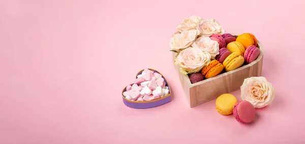 Macaroons Biscoitos Doces Caixa Presente Festivo Flores Rosa Doces Fundo — Fotografia de Stock